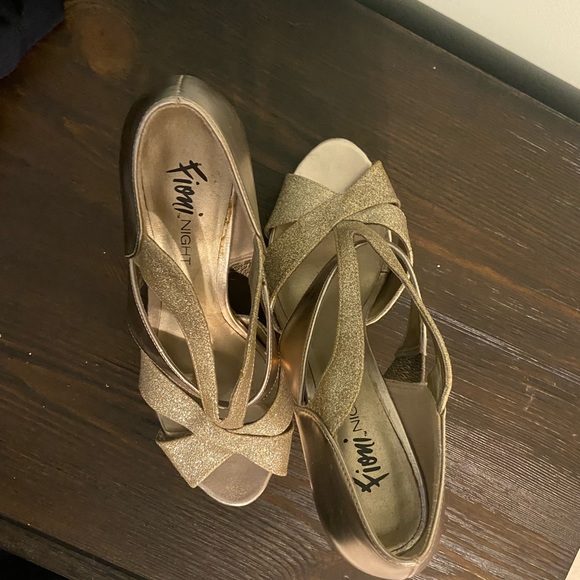 Sparkly gold heels - Picture 3 of 4